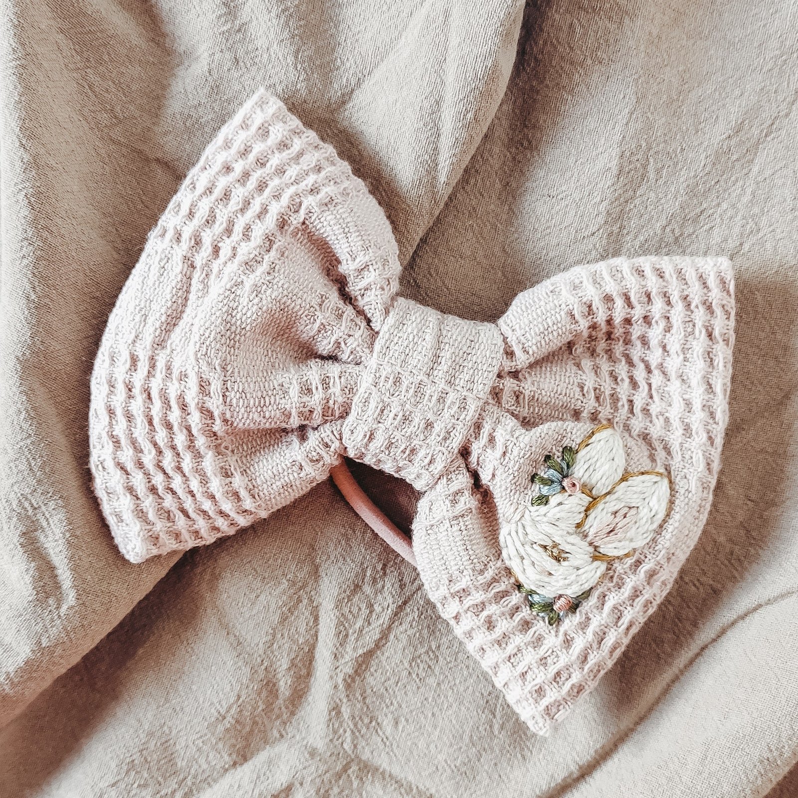 Moño Conejita Bordado