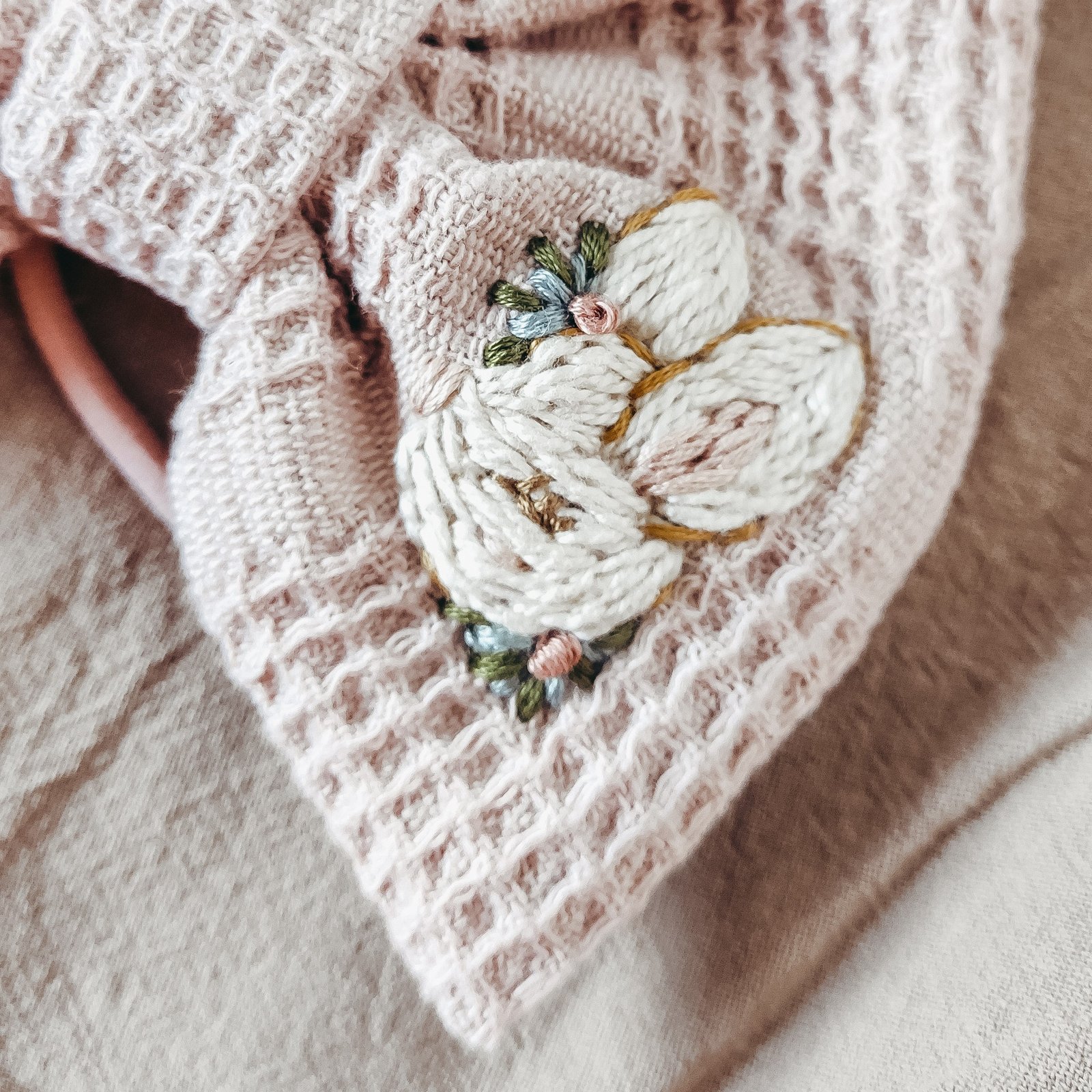 Moño Conejita Bordado - Imagen 2